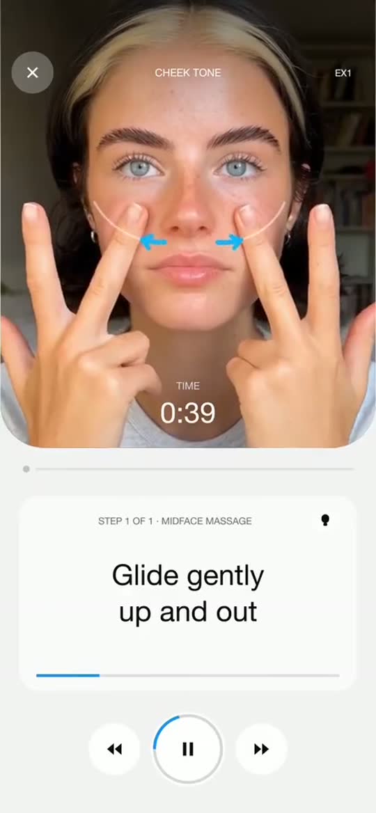 Étape « Glide gently up and out » d'une routine de massage du visage, avec minuteur.