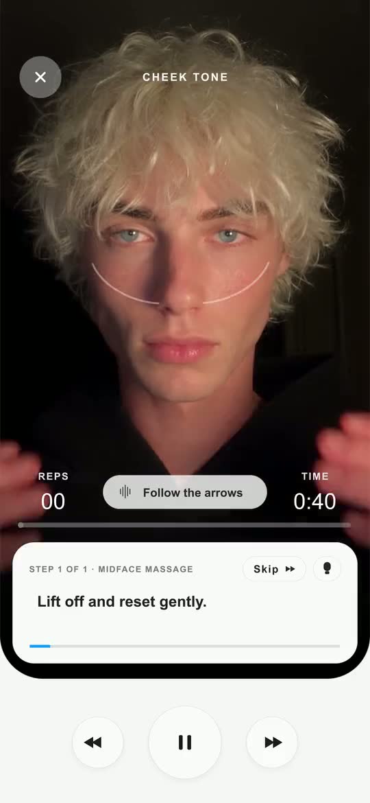 Écran d'exercice guidé « Cheek tone » : un homme suit les flèches d'un massage du milieu du visage.